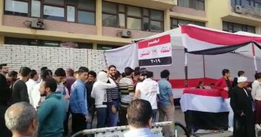 فيديو.. طوابير المواطنين أمام الجامعة العمالية للمشاركة فى استفتاء الدستور