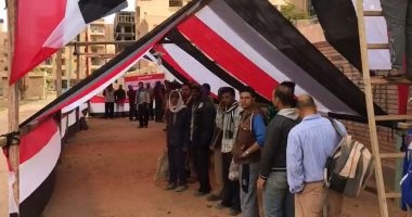 توافد المواطنين أمام مدرسة طه حسين بمدينة نصر للمشاركة بالاستفتاء