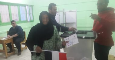 سيدة عجوز بالشرقية تقطع مسافة 5 كيلو سيرا علي الأقدام للمشاركة بالاستفتاء