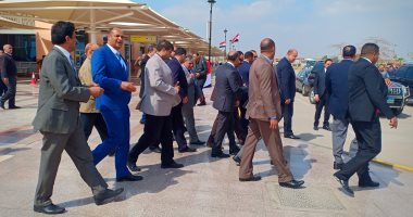 صور.. وزير الطيران يتفقد لجان الاستفتاء على الدستور بمطار القاهرة