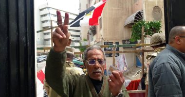 فيديو.. صور.. هتافات تحيا مصر من أمام لجان الاستفتاء بالإسكندرية 