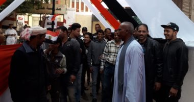 فيديو وصور.. توافد شبابى بأعلام مصر بلجان على الجارم  للمشاركة بالاستفتاء