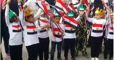 أطفال فيصل يرفعون أعلام مصر أمام لجان الاستفتاء على الدستور