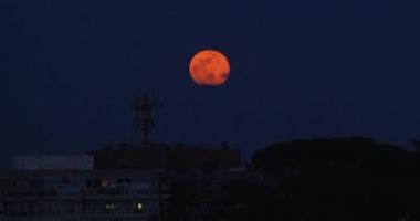 شاهد.. ظهور القمر الوردى فى السماء