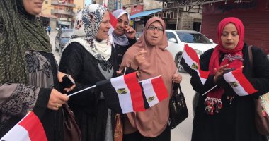 مسيرة نسائية بالأعلام فى طريقها للمشاركة فى الدستور بشمال سيناء