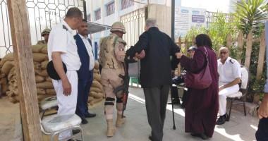 رجال القوات المسلحة يساعدون كبار السن أمام اللجان الانتخابية
