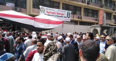 الوافدون من أمام لجان الجامعة العمالية بمدينة نصر يهتفون "تحيا مصر"
