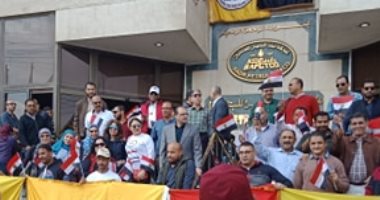 عمال يشاركون "اليوم السابع" بصور من لجان الاستفتاء بمدينة نصر 