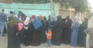 احتشاد المواطنين للإدلاء بأصواتهم بلجان قرية بهرمس بمنشأة القناطر