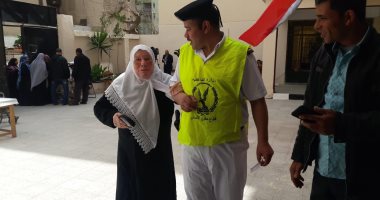 فيديو وصور..رجال الشرطة يساعدون المسنين والمعاقين بالاستفتاء فى الإسكندرية