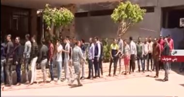 فيديو.. "طابور شبابى فى بنى سويف".. المصريون يشاركون فى الاستفتاء