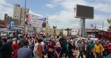 مئات المواطنين أمام لجنة حدائق الأهرام للمشاركة بالاستفتاء