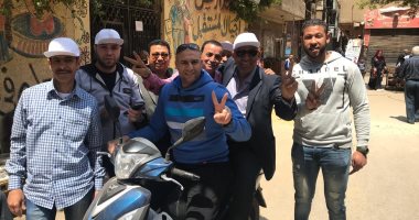 فيديو.. النائب محمد الحسينى يستقل موتوسيكل للتنقل للجان الاستفتاء ببولاق الدكرور