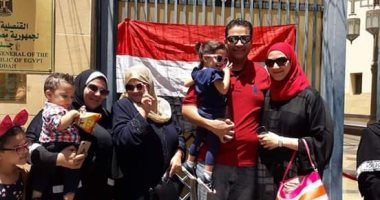 المصريون فى جدة يتوافدون على مقر القنصلية للمشاركة فى الاستفتاء..صور