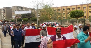 مسيرة حاشدة للمواطنين للمشاركة بالاستفتاء فى الخانكة بأعلام مصر