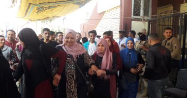 فيديو وصور.. بالزغاريد عمال الاستثمار يشاركون بالاستفتاء فى بورسعيد