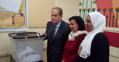 كمال الجنزورى يدلى يصوته فى الاستفتاء على التعديلات الدستورية بمصر الجديدة