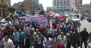 فيديو.. مسيرة حاشدة ترفع أطول علم لمصر فى شارع رمسيس للمشاركة فى الاستفتاء