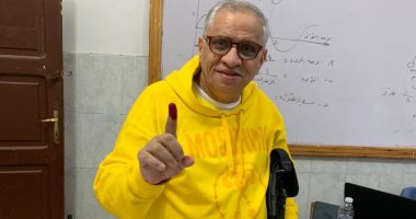 أحمد السبكى يدلى بصوته في الاستفتاء علي التعديلات الدستورية بالمهندسين