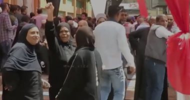 فيديو.. المصريون يبهرون العالم بالطوابير أمام لجان الاستفتاء