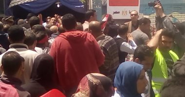 فيديو وصور.. "على أنغام بشرة خير".. عمال العاشر يشاركون بأعداد كبيرة فى الاستفتاء