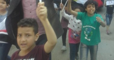 صور.. مسيرة للأطفال تهتف: "انزل وشارك فى الاستفتاء" بإمبابة