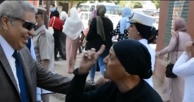 فيديو.. سيدة مسنة لمحافظ المنيا: "جيت عشان خاطر مصر "