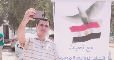 من الكويت.. "أشرف" يشارك بالاستفتاء فى اللحظات الأخيرة: "لنكمل بناء مصر"