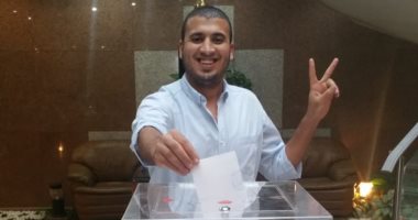 فى آخر لحظة.. "محمد" يدلى بصوته فى قنصلية دبى باستفتاء التعديلات الدستورية