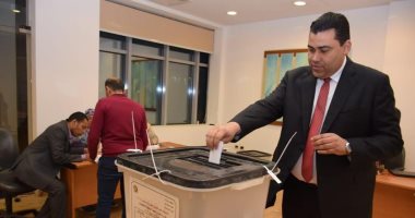 رئيس المصرية للاتصالات يدلى بصوته فى الاستفتاء على التعديلات الدستورية