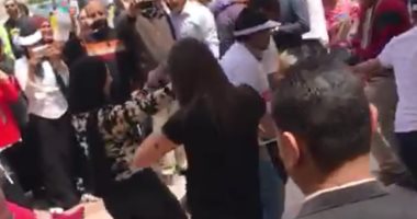 فيديو.. المئات بمطار القاهرة يشاركون فى الاستفتاء على أنغام "تسلم الأيادى" 