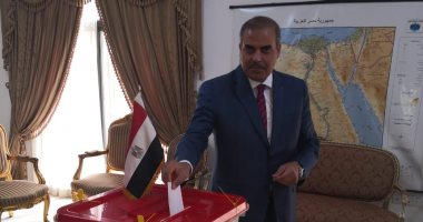 رئيس جامعة الأزهر يدلى بصوته فى سفارة مصر بالبحرين باستفتاء الدستور 