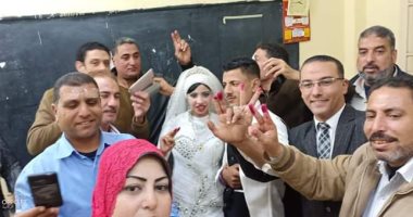 صور.. عروسان يدليان بصوتيهما فى لجنة أم الرضا بدمياط