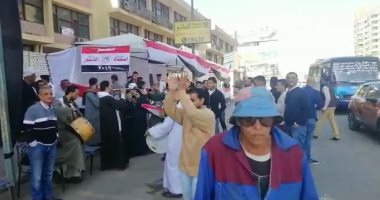 فيديو.. مزمار بلدى أمام مدرسة أحمد فتحى العقاد بالمطرية ثانى أيام الاستفتاء
