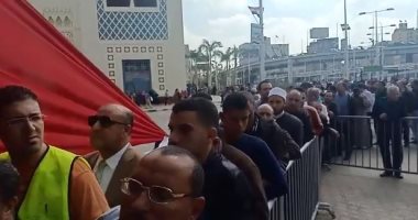 فيديو.. طوابير الناخبين أمام محطة مصر فى اليوم الثانى للاستفتاء