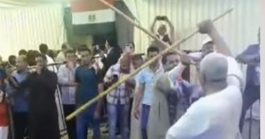 صور.. المصريون فى الكويت يحتفلون باستفتاء الدستور بـ"تحطيب العصا"