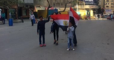 فى اليوم الثانى للاستفتاء.. الأطفال يرفعون علم مصر أمام لجنة بالأزبكية
