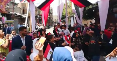 فيديو.. بعلم مصر..مواطنون يحتفلون عقب المشاركة فى الاستفتاء بالجمالية 