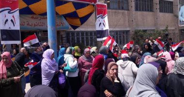 السيدات يحتشدن أمام لجنه الأنفوشى بالإسكندرية للمشاركة فى الاستفتاء.. صور