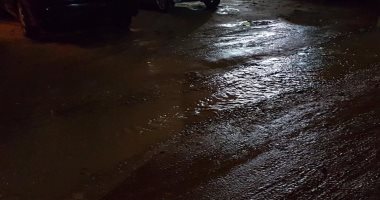 صور.. رئيس مدينة الأقصر يحل أزمة المياه بشارع المدينة.. استجابة لشكاوى المواطنين