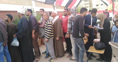 صور.. إقبال متزايد على لجنة مدرسة نبوية موسى بمدينة نصر للتصويت على الاستفتاء
