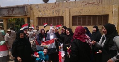 صور.. سيدات الشرقية والإسكندرية وعمال أسوان يرفعون الأعلام أثناء التصويت بالاستفتاء