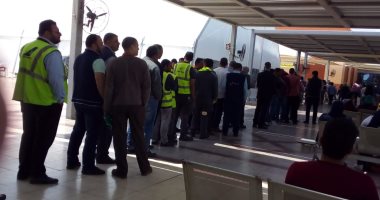 صور.. العاملون والركاب بمطار القاهرة يشاركون فى اليوم الأخير للاستفتاء