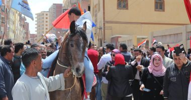 بالطبول والخيول.. توافد المشاركين فى الاستفتاء على اللجان بكفر الشيخ (صور)