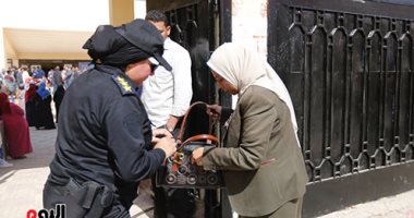 صور.. دور فعال للشرطة النسائية في تأمين لجان الاستفتاء بالشيخ زايد