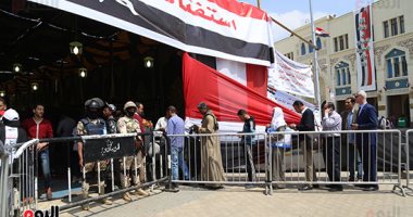 إقبال كثيف من المواطنين على لجنة الاستفتاء بمحطة مصر