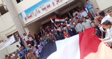 مديرية الشباب بسوهاج وعمال الزيوت بطنطا ينظمون مسيرة للحث على المشاركة بالاستفتاء