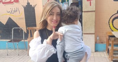 ريهام سعيد بصحبة ابنها أثناء الإدلاء بصوتها على التعديلات الدستورية