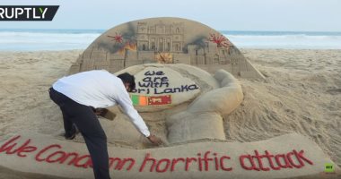 فنان تشكيلي هندى يصنع مجسما من الرمال تضامنا مع ضحايا سريلانكا