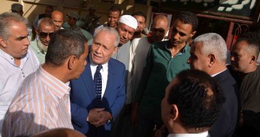 محافظ الأقصر يتفقد لجان الاستفتاء بمدينة الزينية ويلتقى عدد من المواطنين